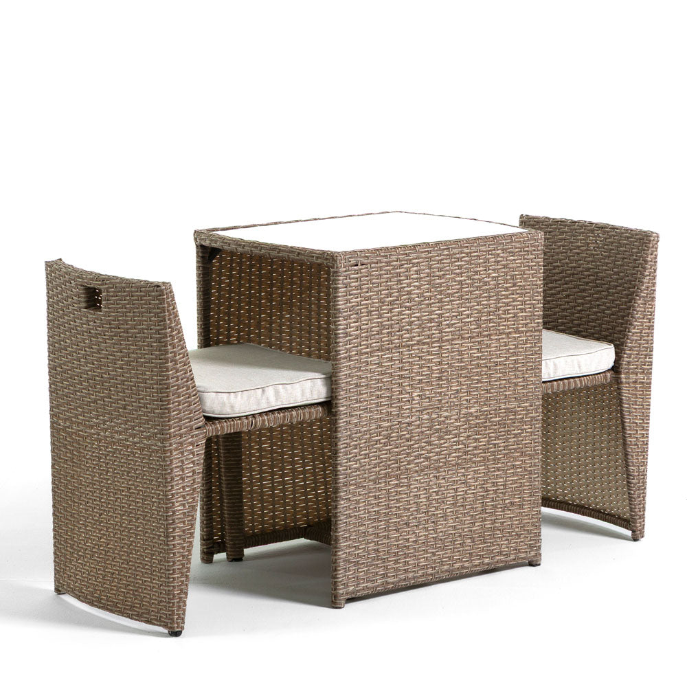 Garda, set de exterior cu 2 scaune din ratan sintetic și măsuță cu blat din sticlă securizată, design compact, pentru balcon, terasă și grădini mici.