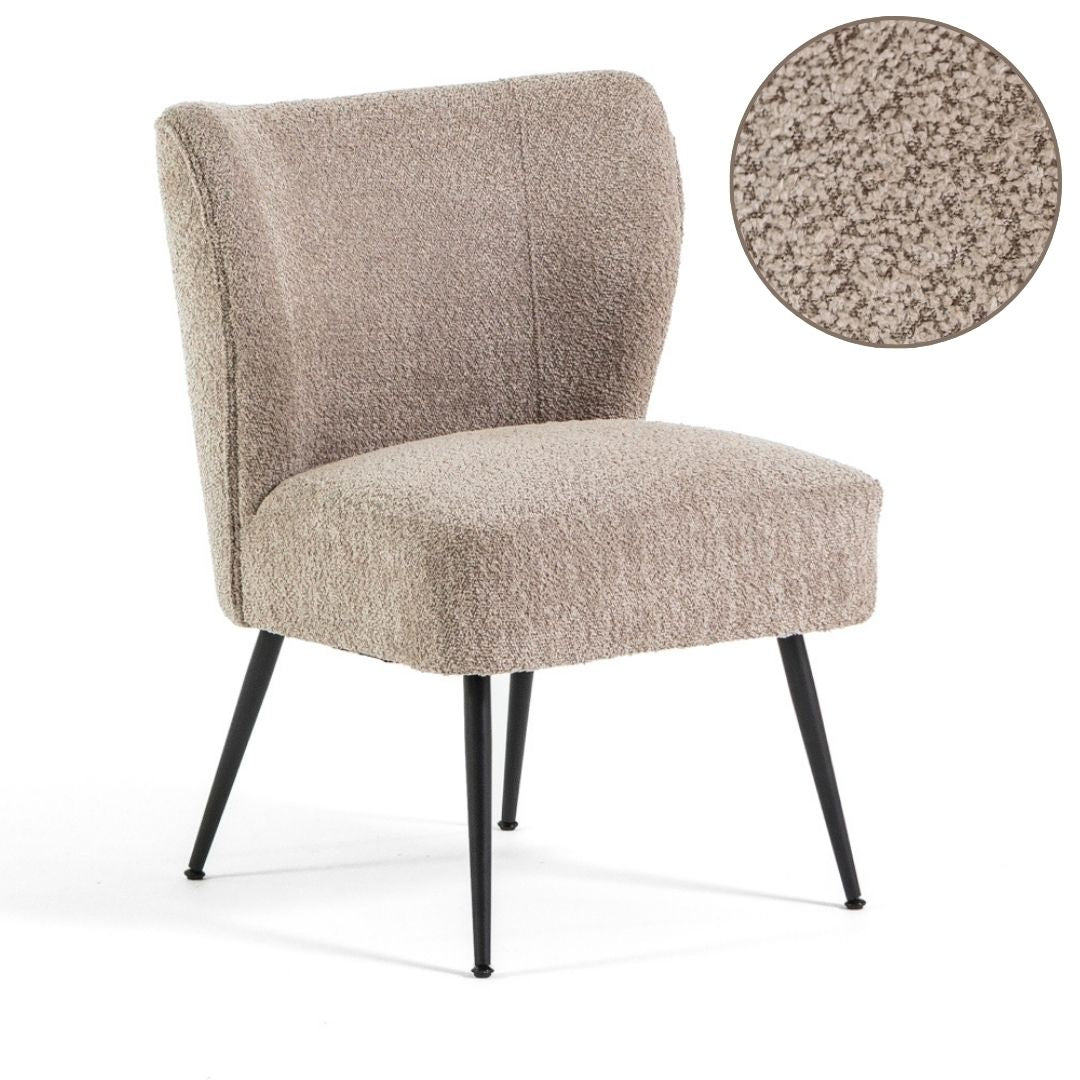 Irene, fotoliu din țesătură bouclé cu linii elegante, șezut cu arcuri și picioare metalice negre, ideal pentru relaxare în living, dormitor sau hol.

