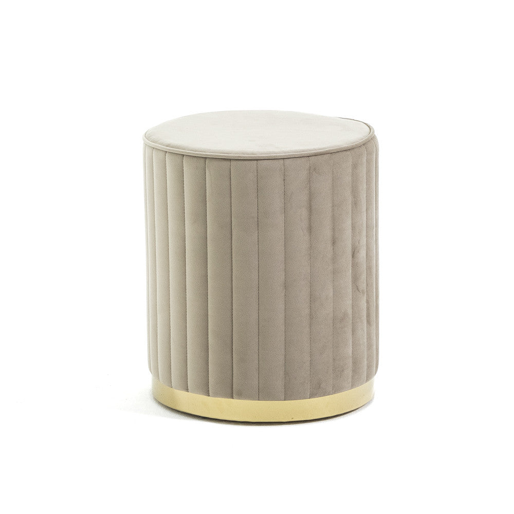 Ruby, puf din catifea matlasată cu bază cromată aurie/argintie, design elegant și compact, ideal ca scaun puf sau decor rafinat în living și dormitor.