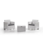 Salina set mobilier exterior din rășină cu efect de ratan, compus din două fotolii și măsuță multifuncțională, ideal pentru balcon mic.
