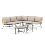 Set de grădină Tivoli Corner boho chic cu canapea colțar și două măsuțe, realizat din polirattan și metal, ideal pentru amenajare grădină elegantă și relaxantă.